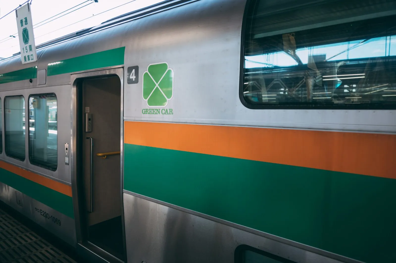 The door of a JR local train Green Car, with the four-leaf clover mark