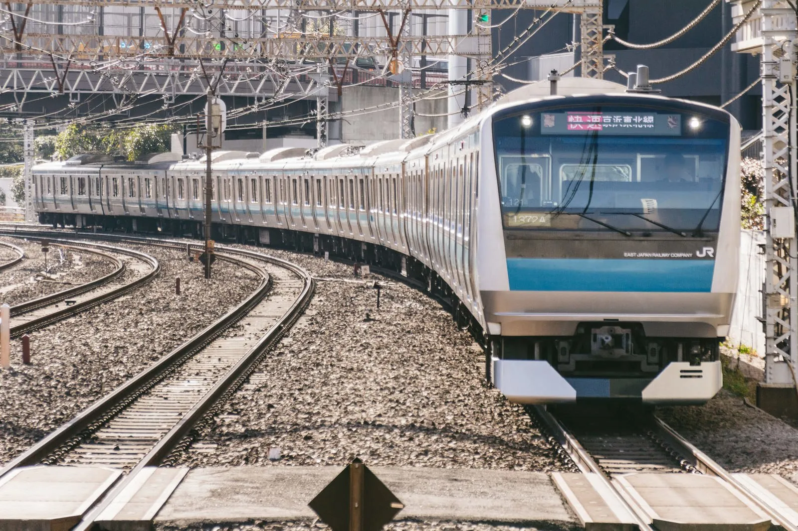 A Keihin-Tohoku Line train with "Rapid" on its front display